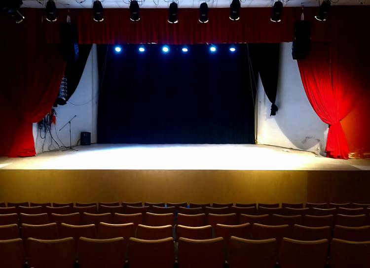 Un Espacio para Nuestros Talentos: Reacondicionamos el escenario e instalaciones del multiespacio luis a. oviedo