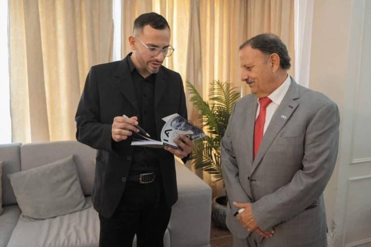 Quintela se reunió con el autor del primer libro riojano sobre IA