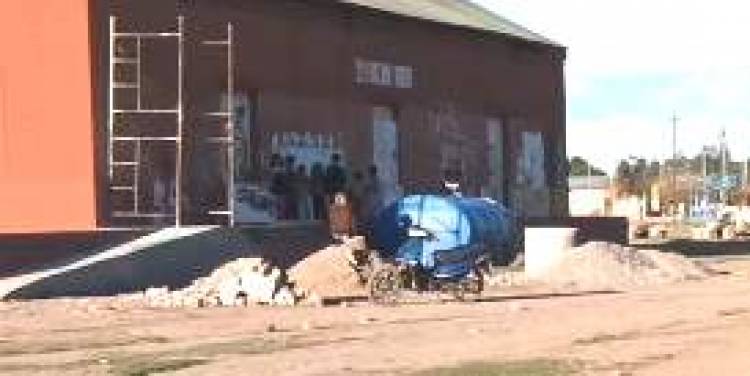 Niños arrojan piedras a un tacho en una obra municipal de Chepes