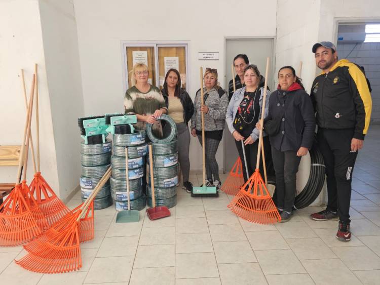 Obras Públicas: entrega de herramientas e insumos al personal responsable de plazas y parques