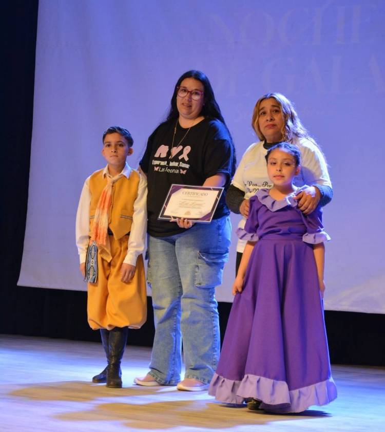 Chepes: el Ballet Amanecer Folklórico reconoció a “Las Leonas” en su 2º Gala
