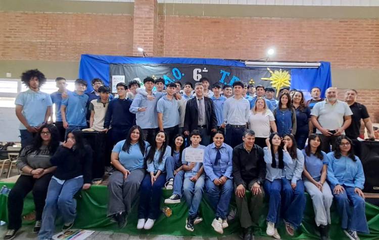 Chepes: Padres sorprendieron a los alumnos de 6º año de la E.P.E.T. Nº1 con un emotivo festejo