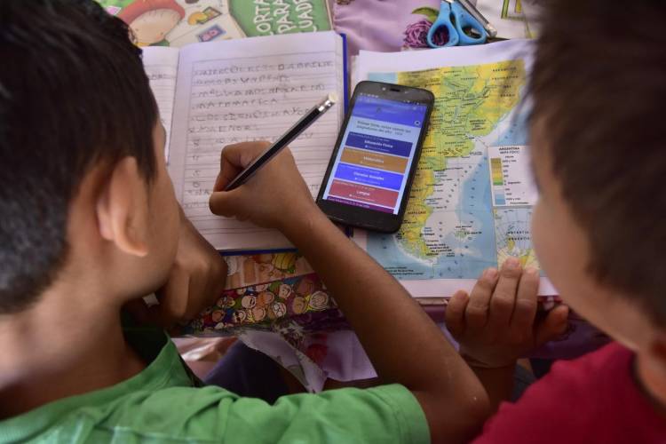 Proponen regular uso del celular en escuelas primarias de la provincia