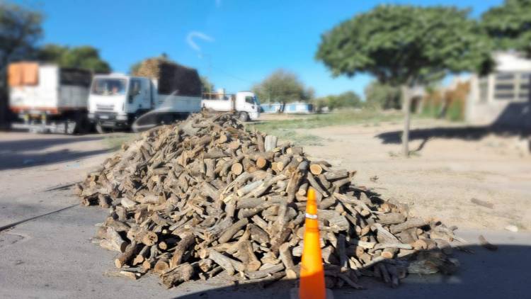 Chepes: un camión perdió parte de su carga en avenida Belgrano