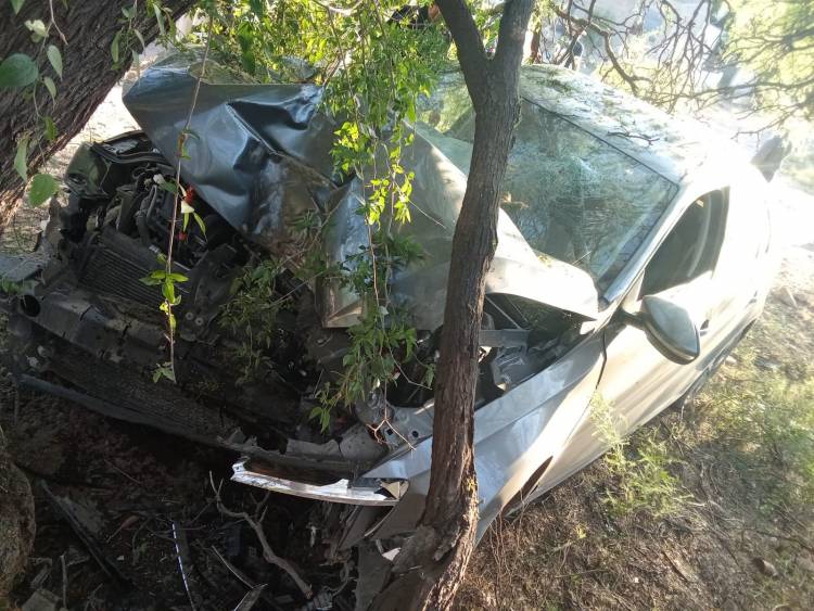 Ulapes: un hombre resultó herido tras perder el control de su vehículo y chocar contra un árbol