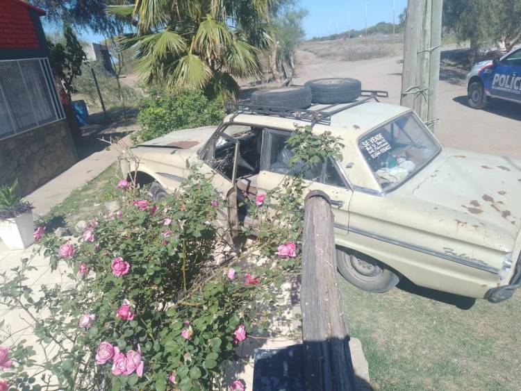 Un automóvil perdió el control y chocó contra la verja de un comedor en Ulapes