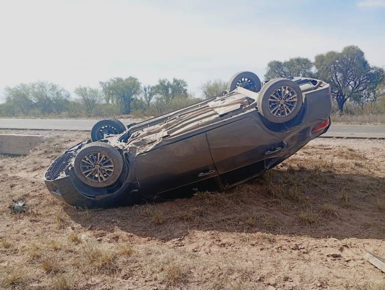 Una familia de Córdoba volcó en la Ruta 141, camino a Chepes