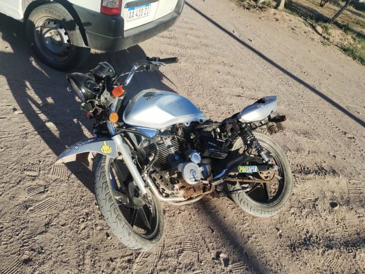 Colisión entre un furgón y una motocicleta en Catuna