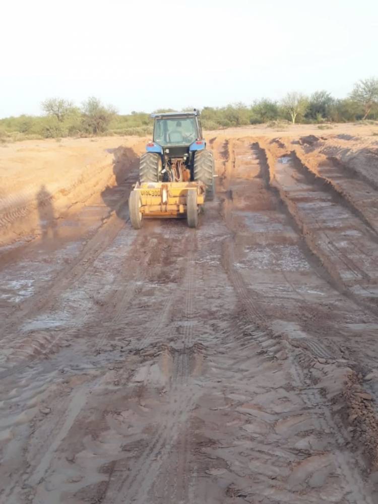 Trabajos de desbarre de represas en el distrito Las Toscas
