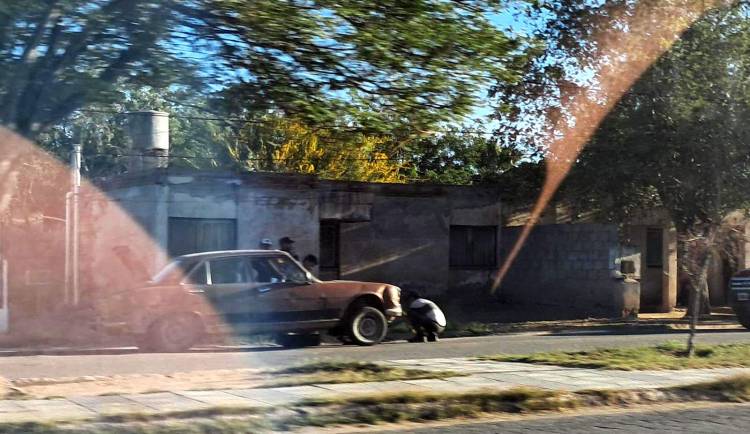 Chepes: Conductor choca contra un poste y sufre importantes daños materiales