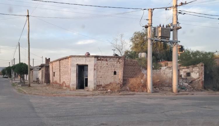 Preocupación en Chepes: vivienda del barrio Comercio está al borde del derrumbe