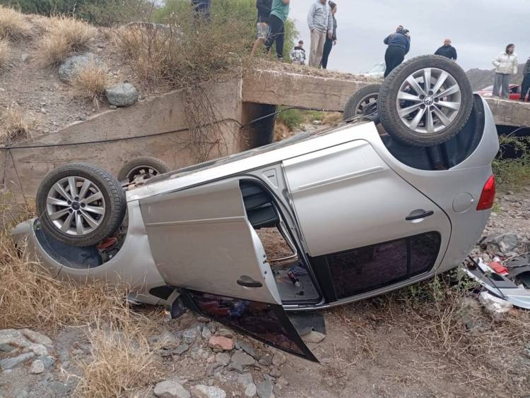 Vuelco en Ruta 28: vehículo cae de un puente en Malanzan