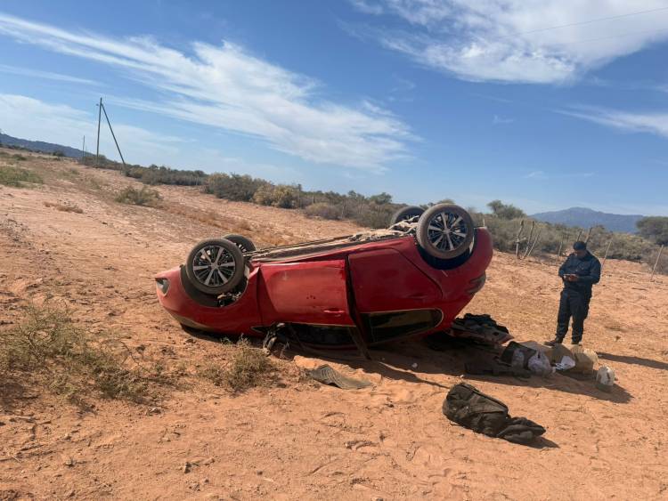Un conductor resultó ileso tras volcar con su vehículo