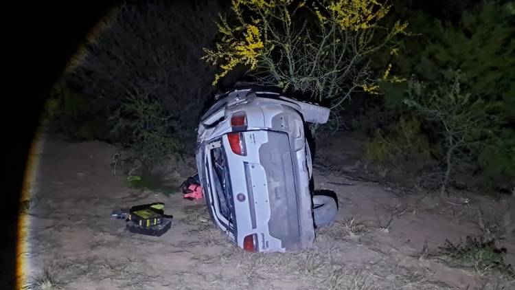 Mujer hospitalizada tras volcar su auto en la ruta 77