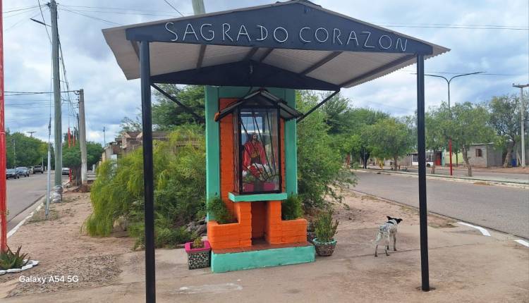 Alumnos de la E.P.E.T. Nº1 donaron macetas para embellecer una gruta del Barrio Solidaridad
