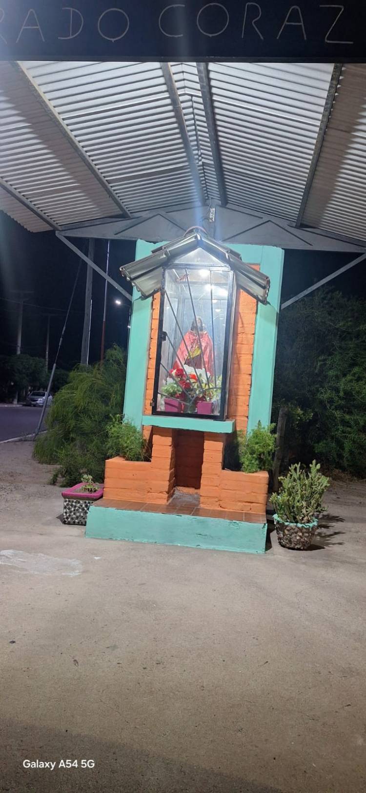 Alumnos de la E.P.E.T. Nº1 donaron macetas para embellecer una gruta del Barrio Solidaridad