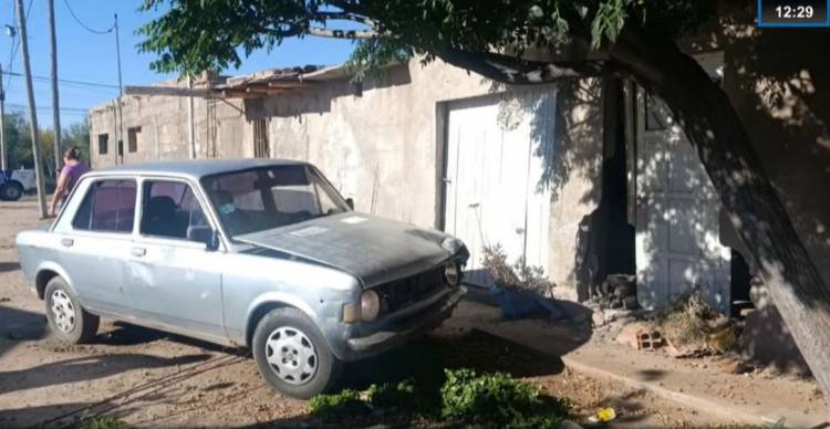 Un auto terminó incrustado en una casa y el conductor se dio a la fuga en Chepes