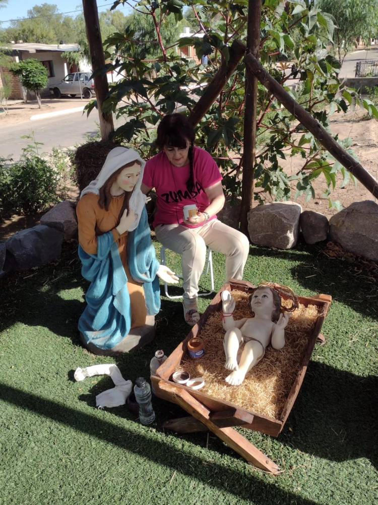 Artista local restaura pintura del pesebre de boulevard obispo angelelli