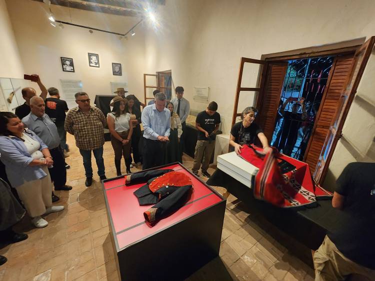 Gran concurrencia en la ceremonia de cambio de traje