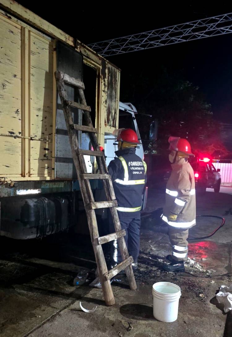 Chepes: rápida intervención de bomberos voluntarios extingue incendio en un camión