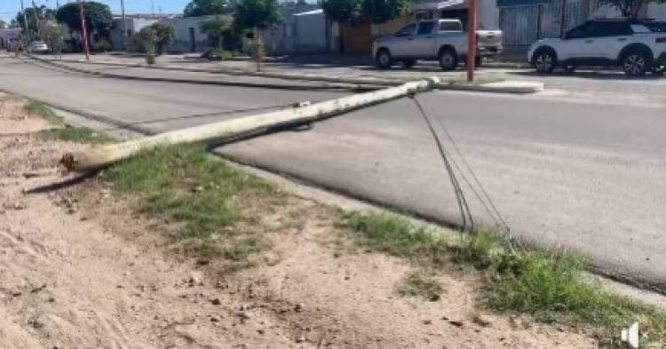 Poste caído genera riesgos en Avenida Belgrano de Chepes