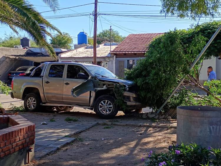 Siniestro vial en Chepes: un joven sustrajo una camioneta y terminó impactando contra una plaza