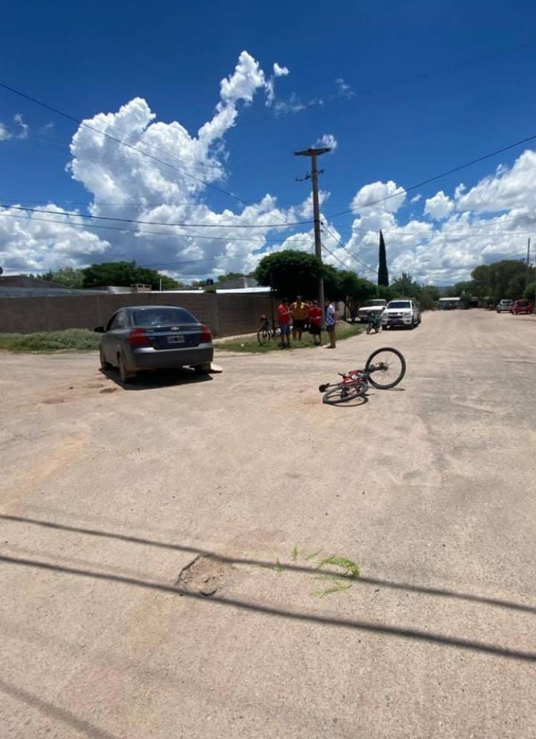 Siniestro vial entre un automóvil y una bicicleta dejó una persona hospitalizada en Chepes