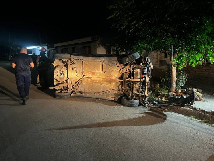 Vuelco y traslado hospitalario tras un choque entre una moto y un auto en Chepes