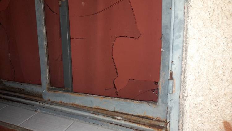 Chepes: un hombre rompió los vidrios de la casa de su suegra tras una discusión