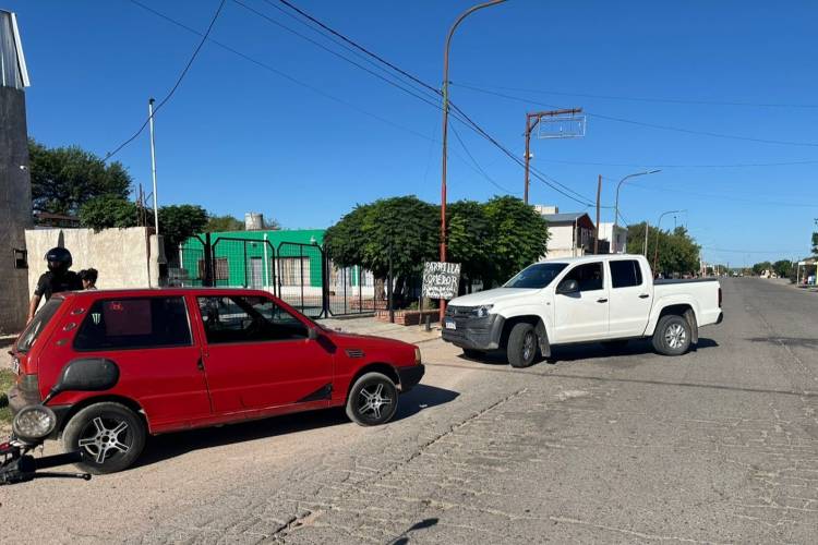 Un giro en "U" provocó un choque entre una camioneta y un auto en Av. San Martín 