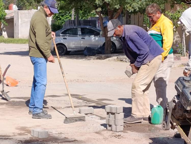 Chepes: trabajos de adoquinado y mantenimiento de calles
