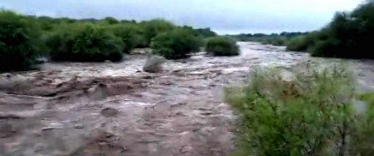 Impresionante crecida del Río La Calera al norte de Chepes tras intensas lluvias