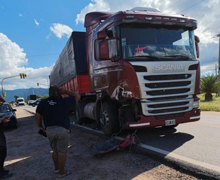 Chamical: un automóvil fue impactado en la parte trasera por un camión
