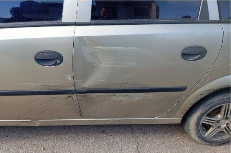 Daños materiales en un automóvil estacionado en el centro de Chepes
