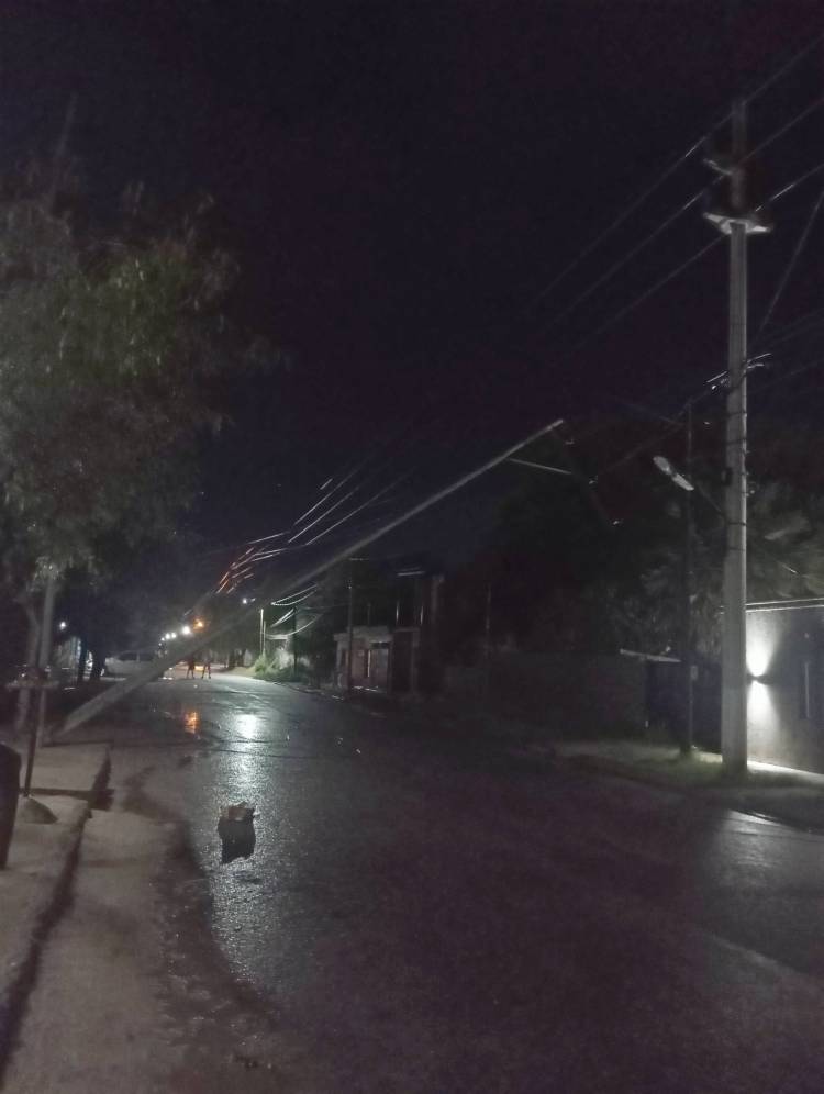 Chepes: corte del servicio eléctrico por la caída de dos postes