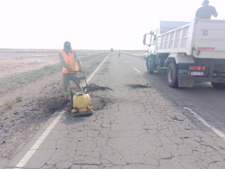 Vialidad Nacional realiza trabajos de bacheo en la Ruta Nacional 141, tramo Mascasín