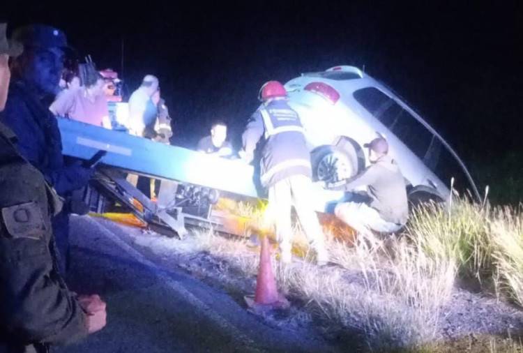 Chepes: un conductor despistó y su vehículo terminó sobre una alcantarilla tras esquivar un perro