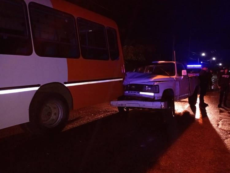 Chepes: chocó contra un colectivo estacionado tras intentar esquivar un bache