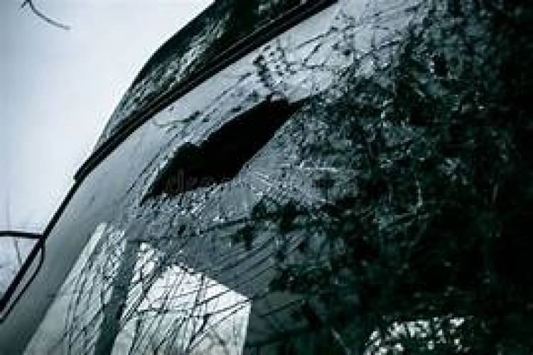 Rompen el parabrisas de un camión en el ingreso a Chepes