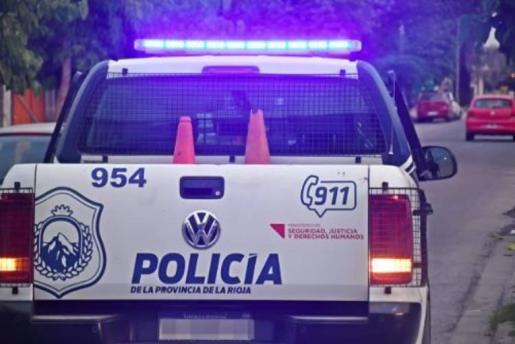 La Policía intervino tras un aviso por dos niñas que habrían quedado solas en una casa de Chepes