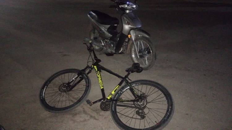 Un hombre de 70 años resultó hospitalizado tras un siniestro vial entre una motocicleta y una bicicleta