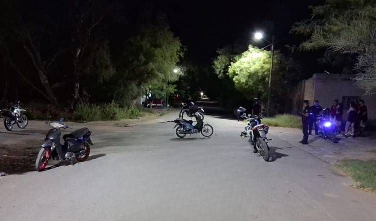 Un accidente entre motocicletas ocurrido durante la madrugada en Chepes dejó a tres jóvenes involucradas.