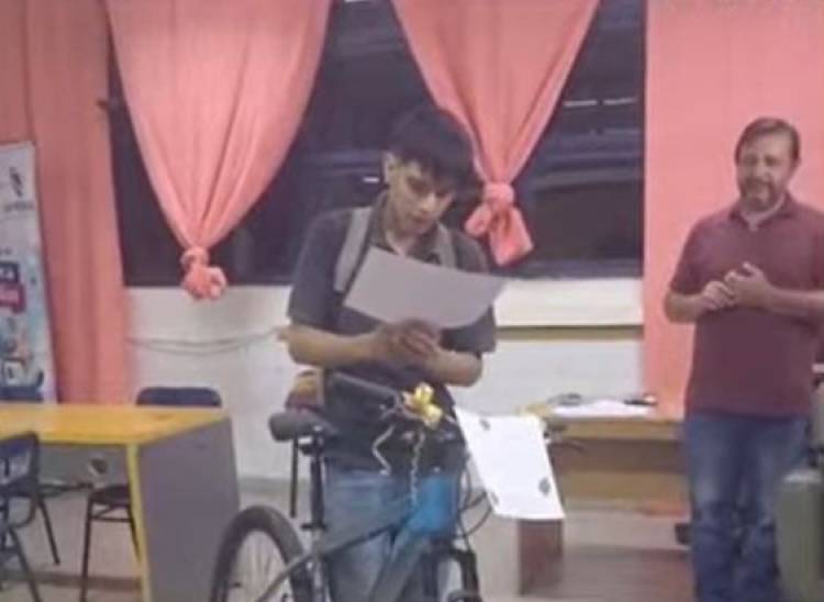 Chepes: docentes le regalaron una bicicleta a un estudiante que hacía 16 kilómetros diarios para estudiar