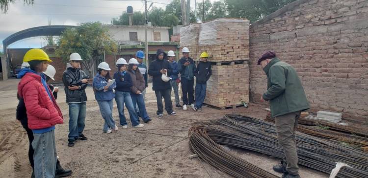 Alumnos de la E.P.E.T. realizaron una nueva visita educativa en un comercio local