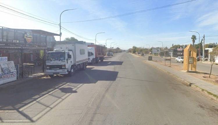 Una conductora se encandiló con el sol y chocó contra un vehículo estacionado