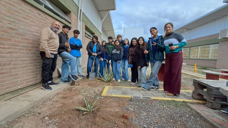 Estudiantes y docentes de la E.P.E.T. Nº1 dejaron una huella verde que trasciende el aula y se proyecta hacia el futuro.