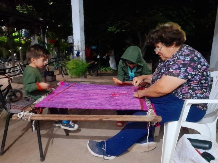 Hilos de memoria en la Quebrada de la Aguada: una familia que teje su historia