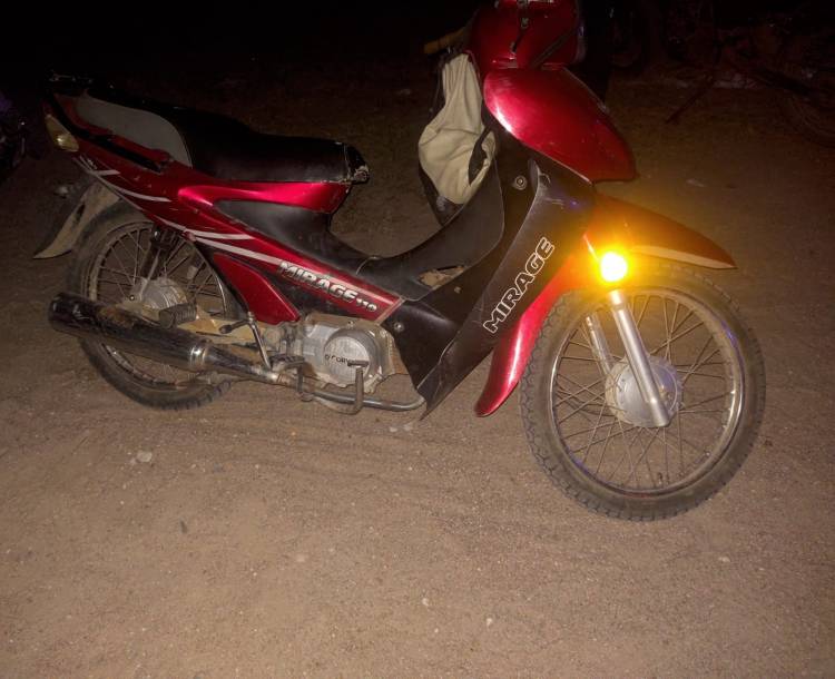 Derrape de motocicleta en Desiderio Tello : una mujer fue trasladada y quedó en observación