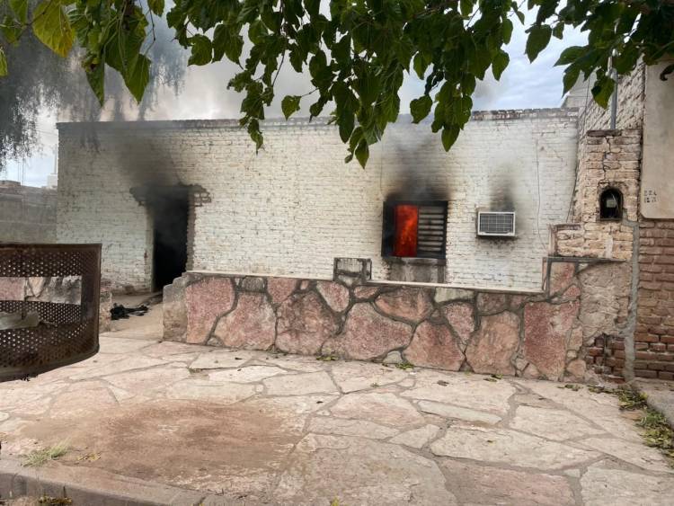 Voraz incendio consumió una vivienda en Chamical: dos adultos mayores fueron hospitalizados