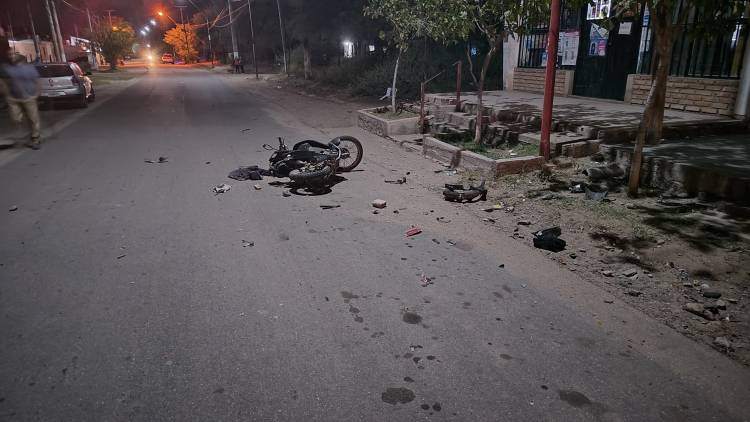 Catuna: policía alcoholizado chocó contra una motocicleta estacionada